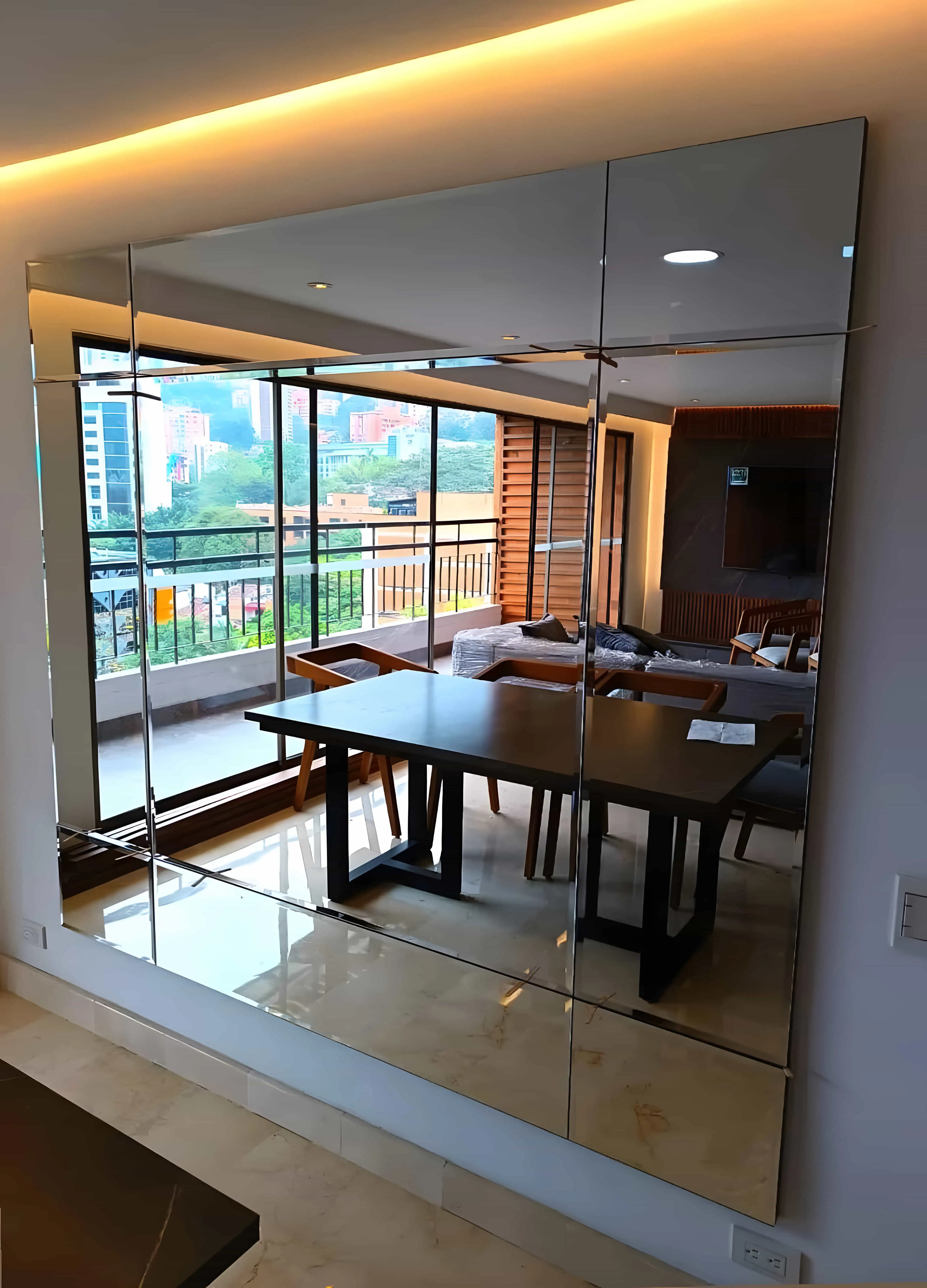 Vidrio templado, espejos decorativos, cabinas de baño, puertas vidrieras y smart-glass para diseño interior en Medellín